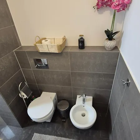 Towarowa Orange Apartment, Free Parking, Air-conditioning, Self Check-in 24h Apartment Poznan